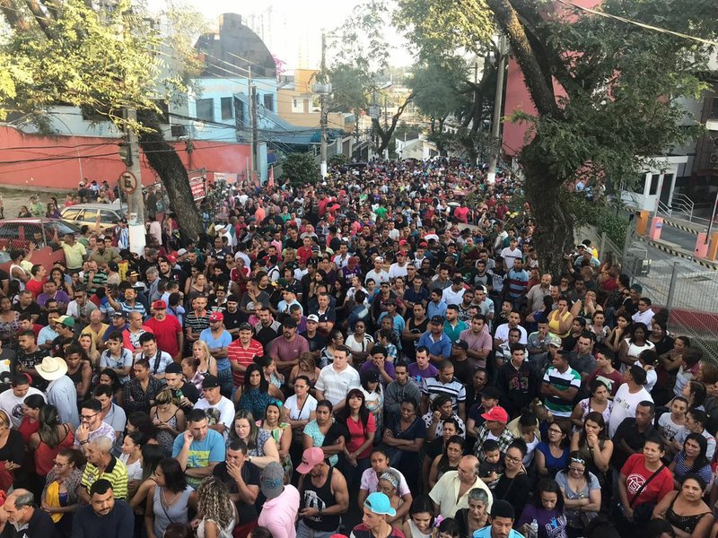 Multidão está diante do sindicato de SBC à espera da liberdade de Lula