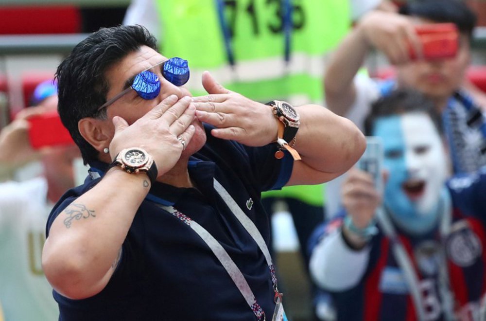 Após derrota da Argentina, Maradona se oferece para treinar seleção de graça