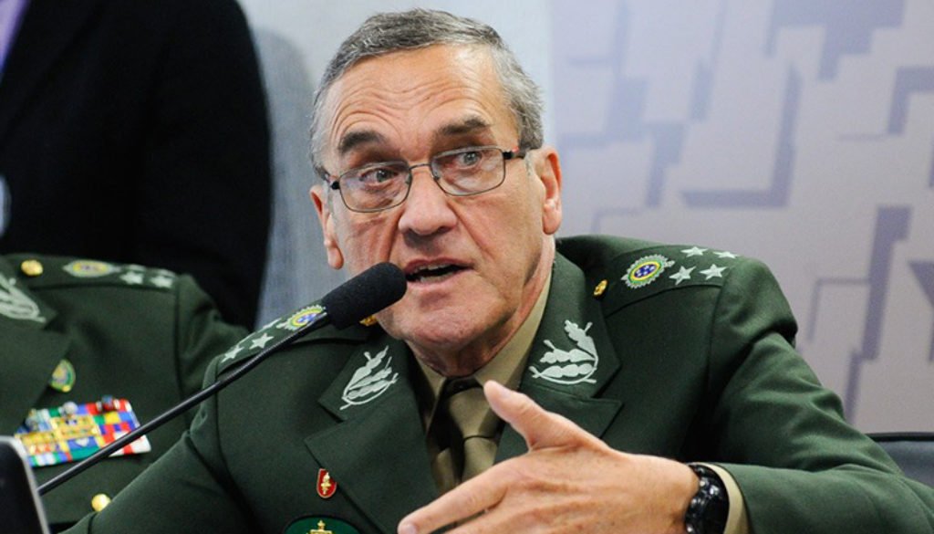 Comandante do Exército presta continência à ditadura