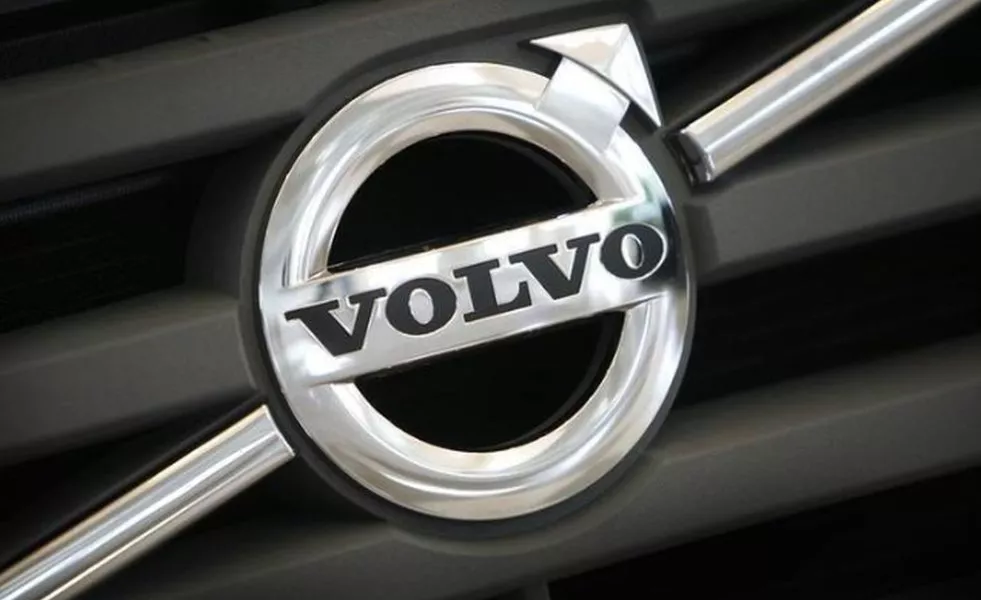 Volvo e FedEx testam tecnologia de comboio de caminhões em rodovia dos EUA