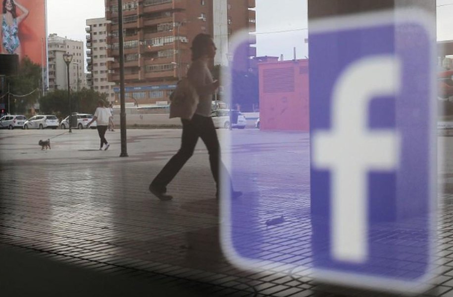 Repasse de dados coletados pelo Facebook ao mercado representa risco à democracia