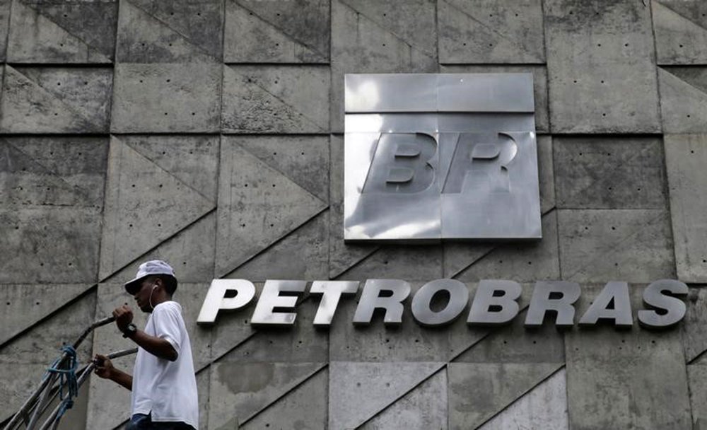 Ibovespa despenca 4,5%; ações da Petrobras afundam 14%
