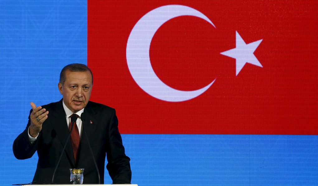 Erdogan pede que turcos convertam dólares e euros em lira turca