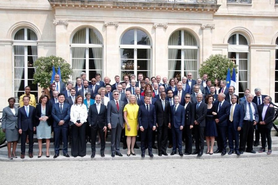 “Não há almoço grátis”, diz presidente francês para dono do Facebook e CEOs