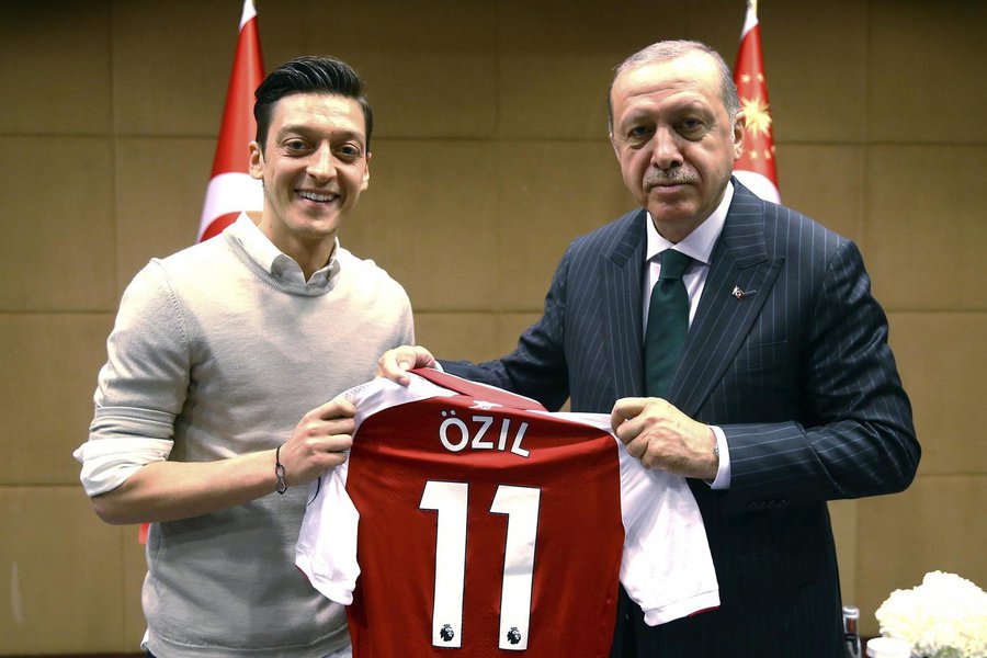 Özil cita “racismo e desrespeito” e deixa seleção alemã