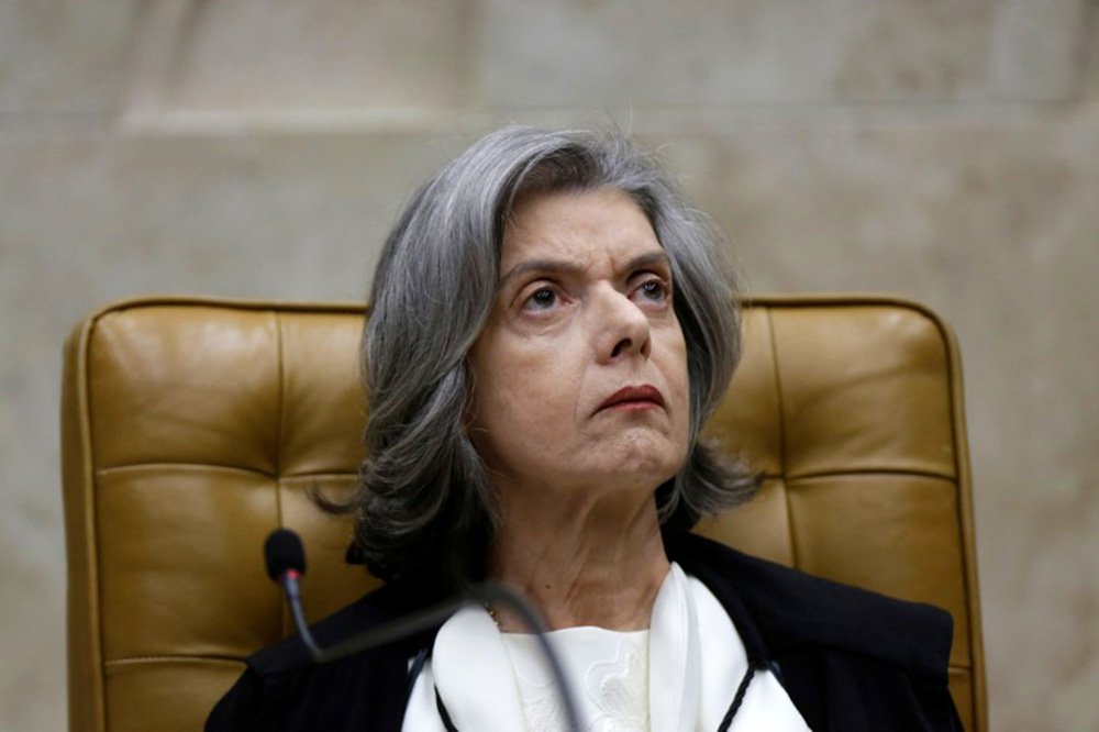 Economist critica 'caos no tribunal' brasileiro
