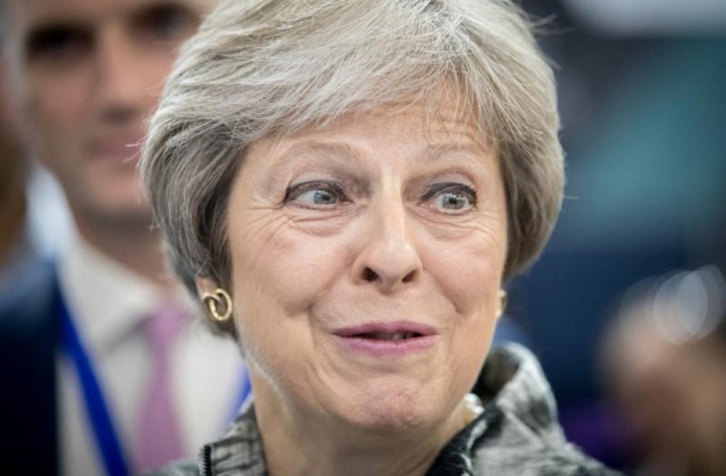 “Brexit continua a significar Brexit”, diz May ao pressionar pela saída da UE