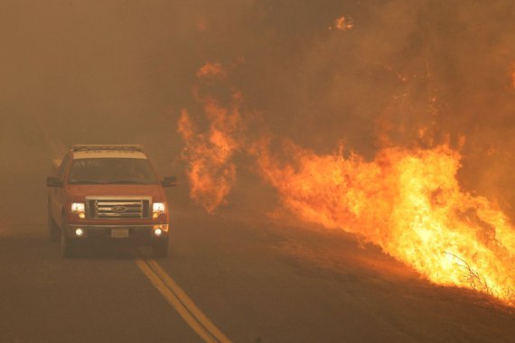 Califórnia combate maior incêndio florestal de sua história