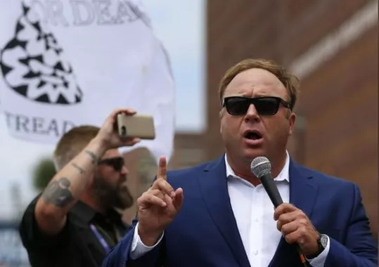 Twitter proíbe teórico da conspiração Alex Jones de tuitar por sete dias