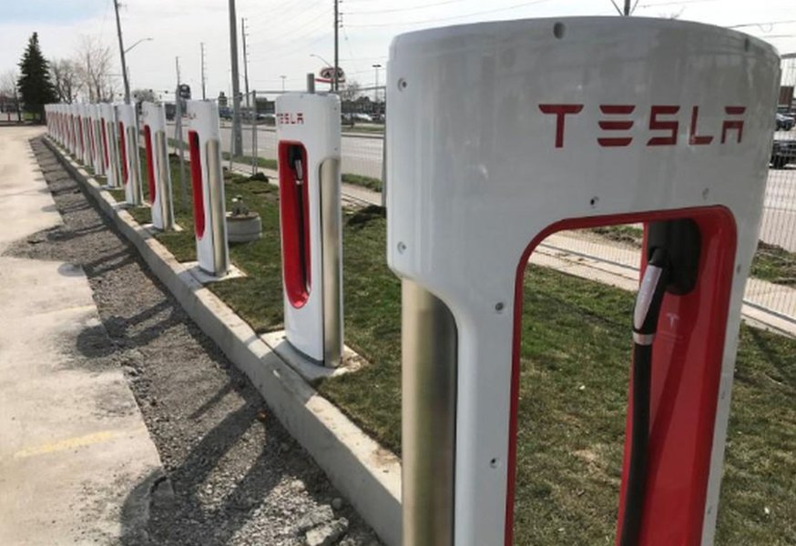 Tesla processa governo de Ontario por excluir marca de programa de subsídio