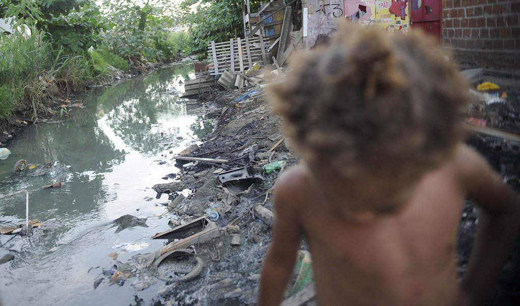 Seis em cada 10 crianças brasileiras vivem na pobreza