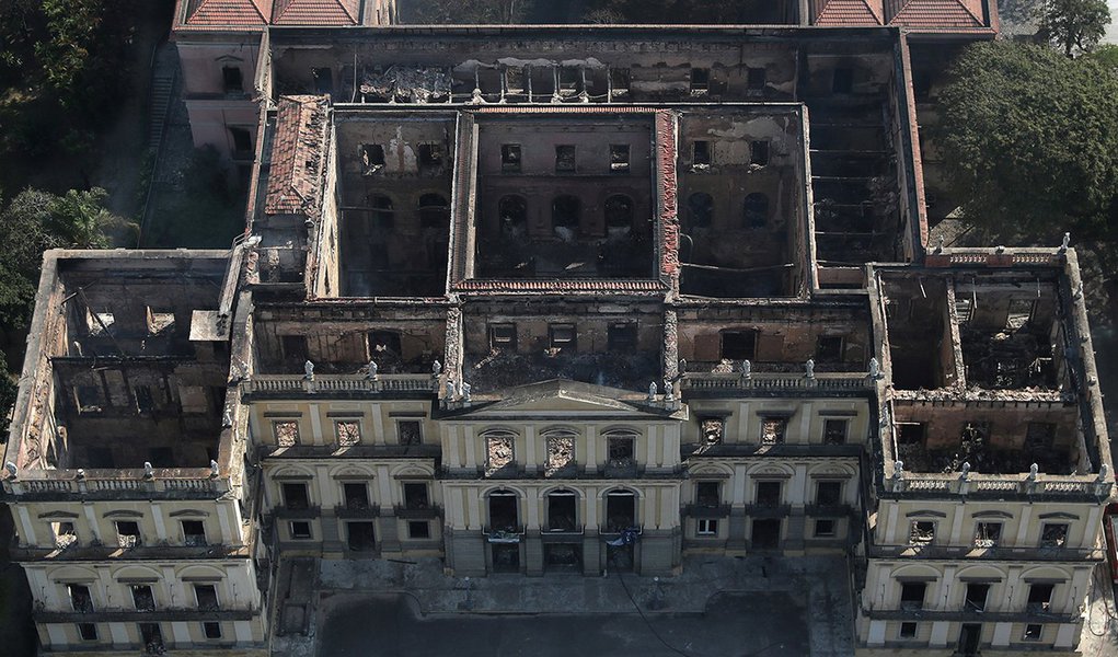 Após incêndio devastador, Bolsonaro corta R$ 12 milhões do Museu Nacional