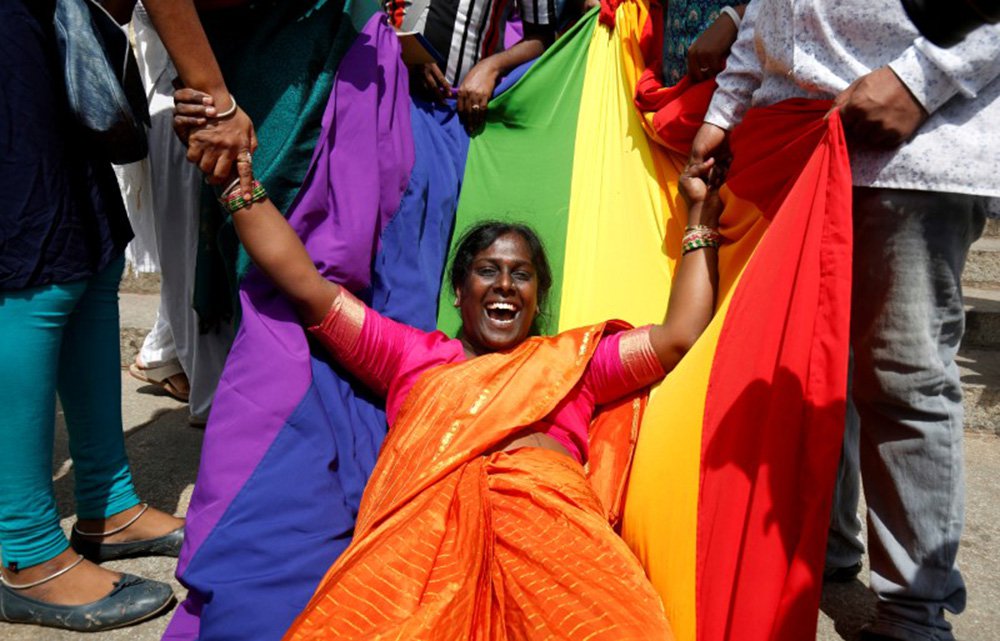 Índia derruba lei com mais de 100 anos e descriminaliza homossexualidade
