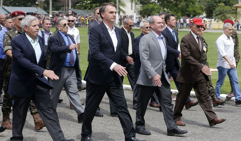 Tijolaço: desgaste político de Bolsonaro não é ruim para ala militar