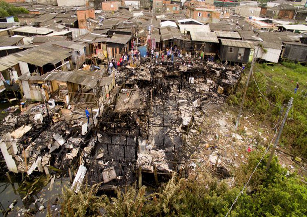 Incêndio atinge 17 casas em Cubatão e deixa 42 desabrigados
