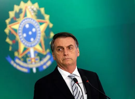 Encurralado por denúncias, Bolsonaro ataca Lula e estudantes