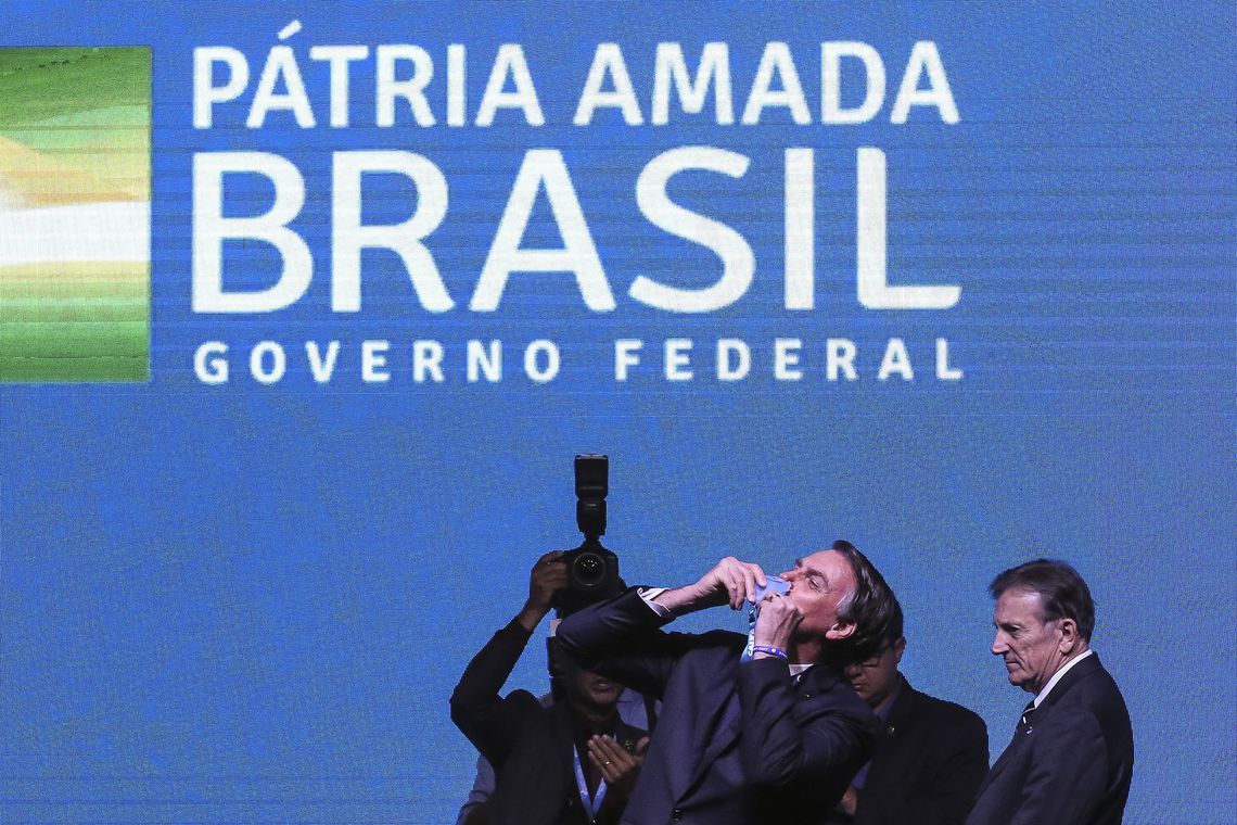 Bolsonaro cria baderna política, diz colunista da Folha
