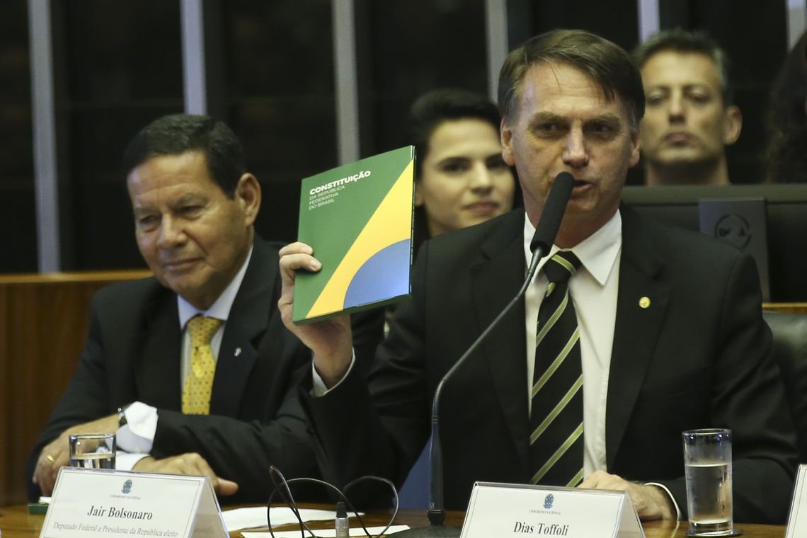 Bolsonaro muda o tom e diz que valoriza o Parlamento
