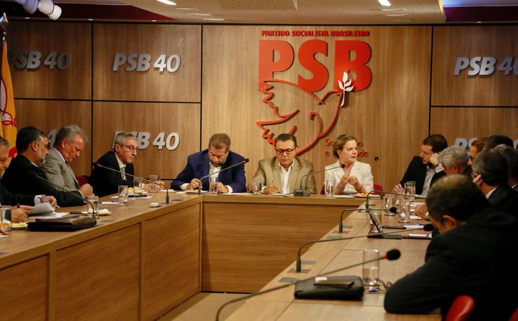 Partidos de oposição debatem ações em defesa da democracia