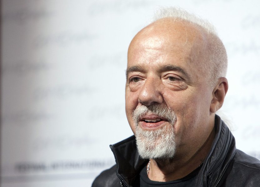 Paulo Coelho diz que denunciará insanidades do Brasil