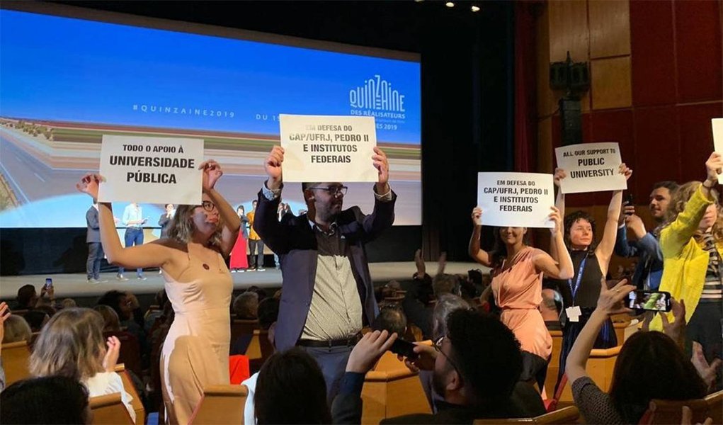 (Vídeo) Cannes é palco de protesto em apoio às universidades públicas brasileiras