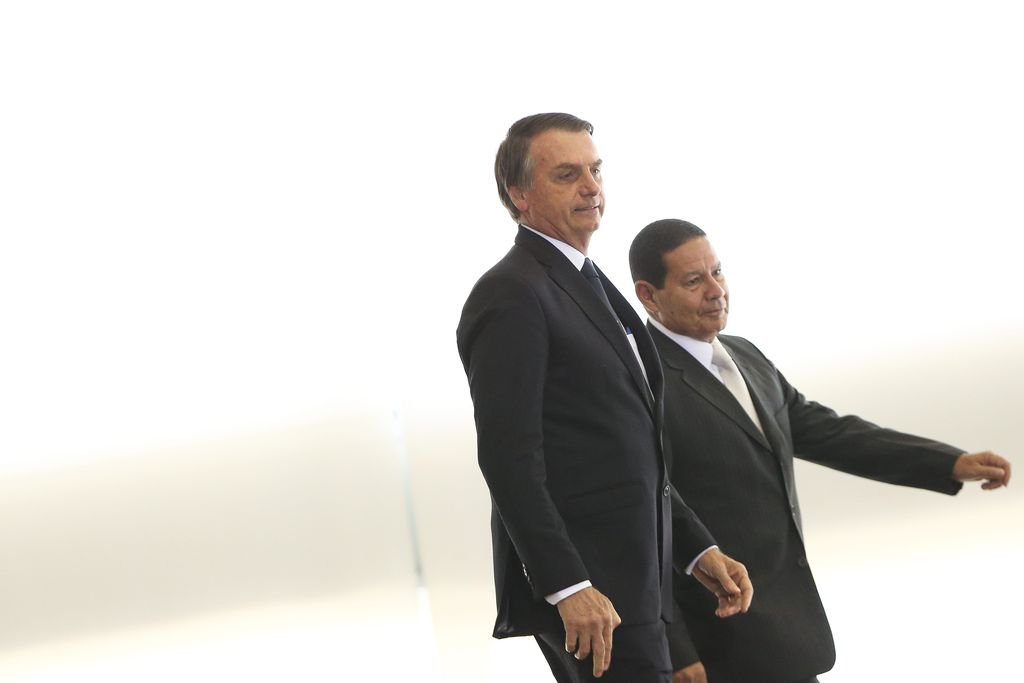 Bolsonaro no centro de tsunamis e Mourão à espreita