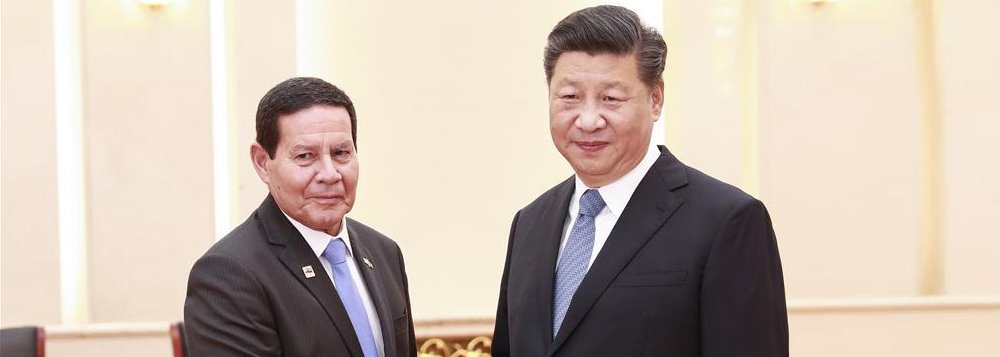 A China abre as portas ao Brasil. Xi recebe Mourão 