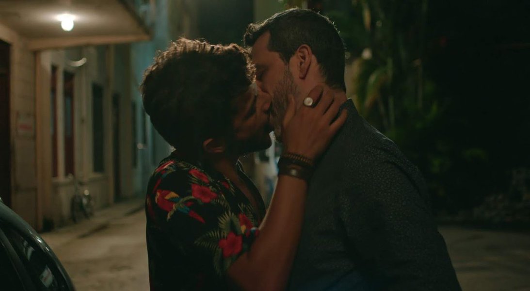 No dia em que STF criminaliza a homofobia, Globo exige beijo gay em série