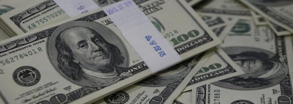 Dólar segue ao redor de R$ 4,10, com ação do BC e de olho na cena política