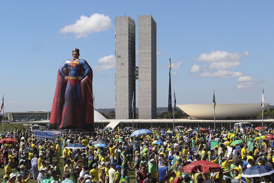 Manifestações não foram grandes o suficiente para Bolsonaro vencer crise