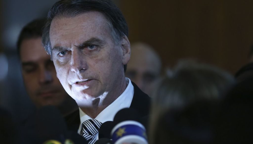 Bolsonaro cria crises para justificar ditadura