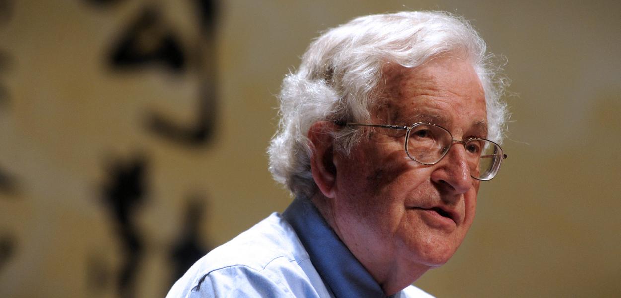 Chomsky diz que insatisfa o com partidos de centro explorada