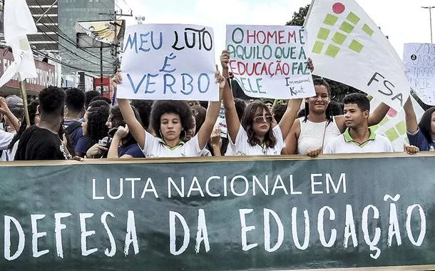 Servidores da educação reforçam greve em São Paulo por valorização e reajuste