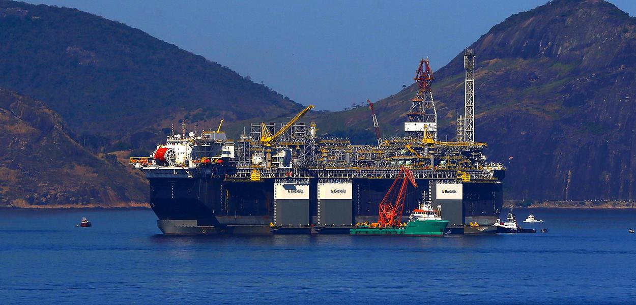 A Petrobras anunciou a chegada da plataforma de petróleo, P-67, ancorada na Baía de Guanabara, destinada ao Sistema de Produção do Campo de Lula, no pré-sal da Bacia de