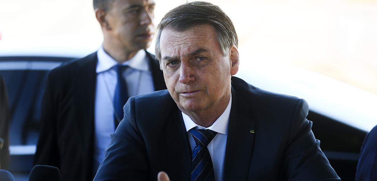 Presidente Jair Bolsonaro fala à  imprensa ao sair do Palácio da Alvorada