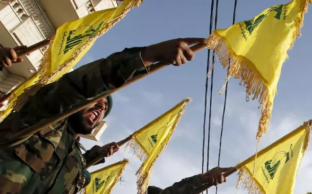 Hezbollah lança ataque pesado contra base militar no norte de Israel