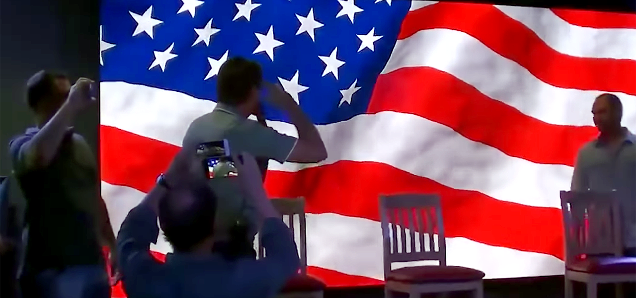 Jair Bolsonaro bate continência para a bandeira dos EUA