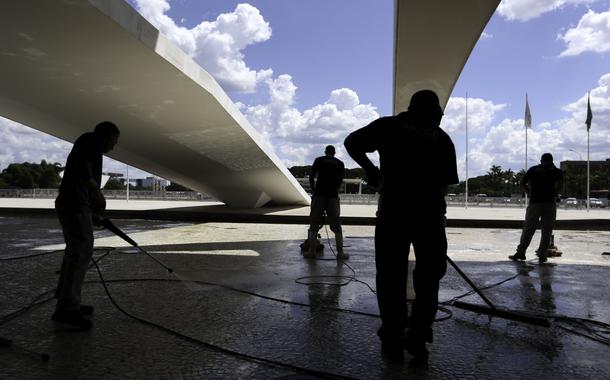 Funcionários fazem limpeza e manutenção no Palácio do Planalto