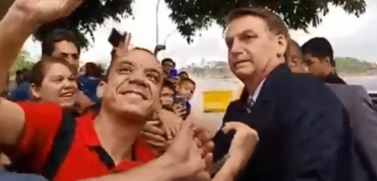 Jair Bolsonaro tira foto ao lado de apoiador