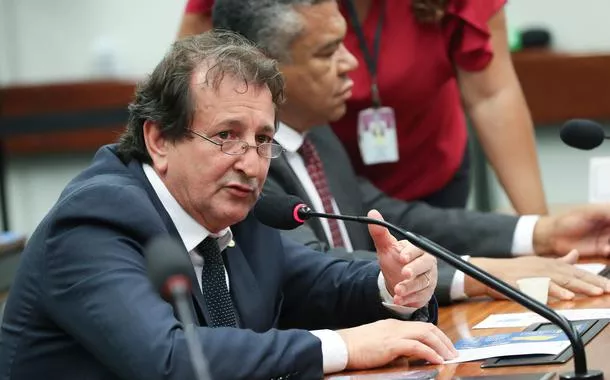Não é possível eximir Eduardo Leite da responsabilidade pela crise climática no RS, diz Nilto Tatto
