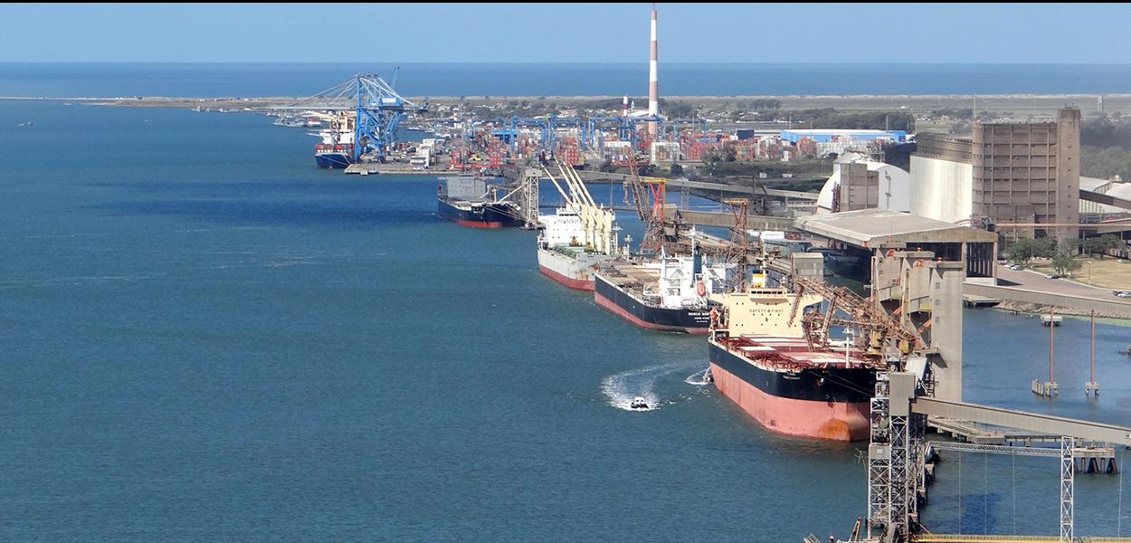 Navios ancorados nos portos