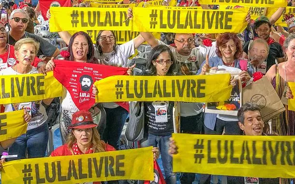 Por Lula Livre já, lute pela democracia! Por democracia, lute por Lula Livre!