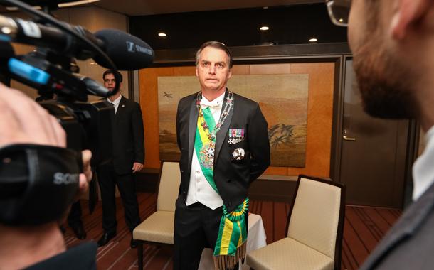 Jair Bolsonaro conversa com a Imprensa (22 out) na saída para a cerimônia de entronização