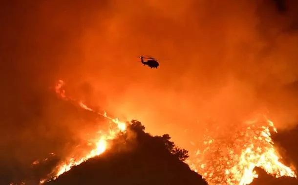 Incêndio em Los Angeles destrói casas e provoca ordens de retirada