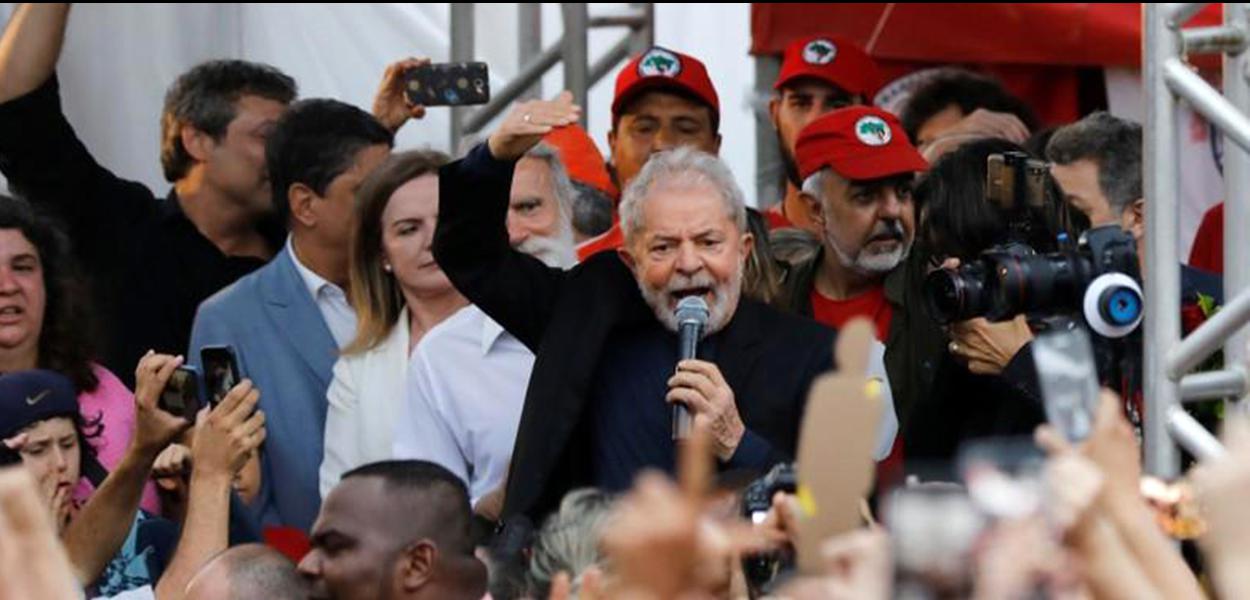 Ex-presidente Lula discursa em Curitiba