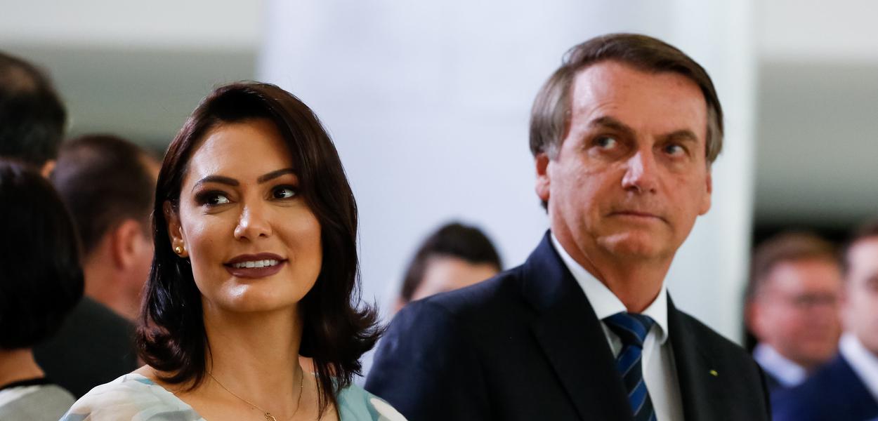 Bolsonaro vai à praia em base naval ao lado da filha Laura - Jornal de  Brasília