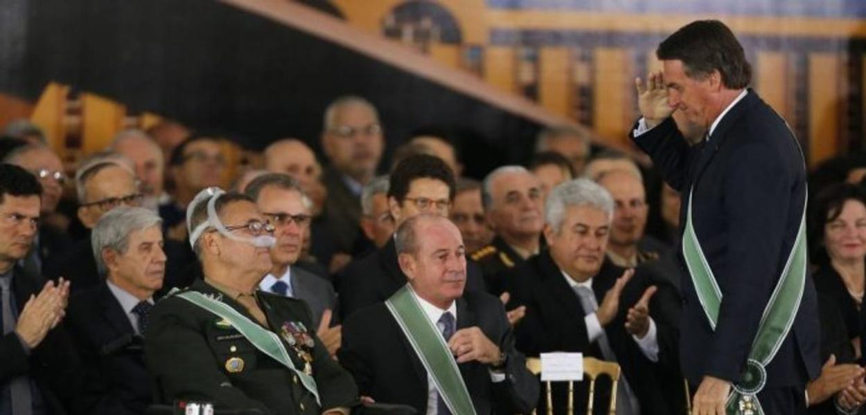 Bolsonaro batendo continência para general Villas Bôas