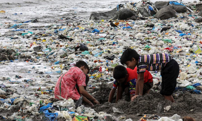 Um mar de resíduos de plástico