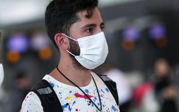 Viajantes usam máscaras no aeroporto de Guarulhos.