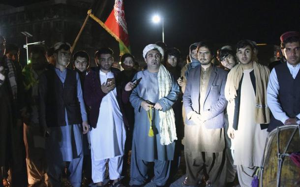 Jovens e militantes do movimento pacifista reúnem-se para celebrar a redução da violência em Kandahar